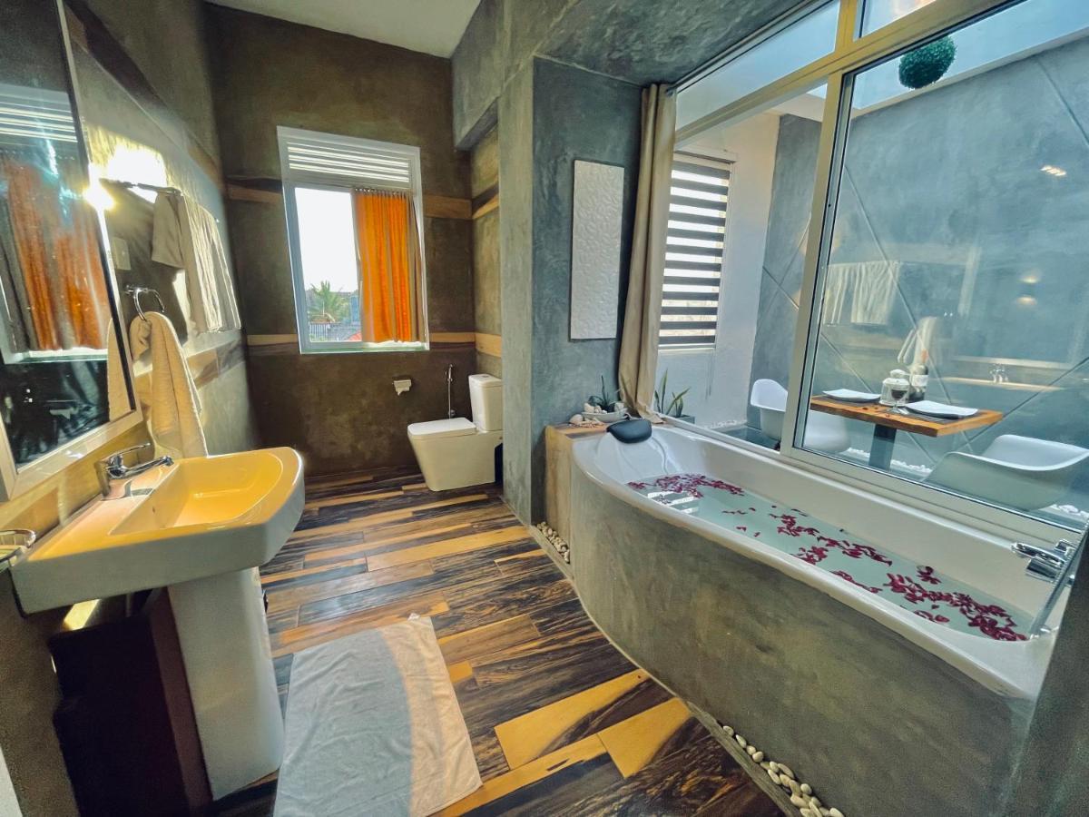8 Plus Motels Negombo Buitenkant foto