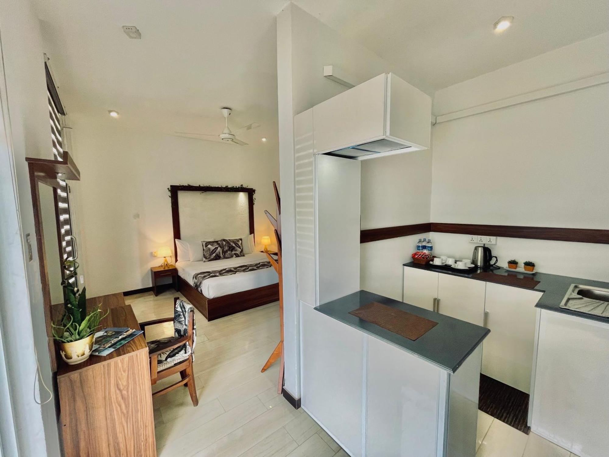 8 Plus Motels Negombo Buitenkant foto
