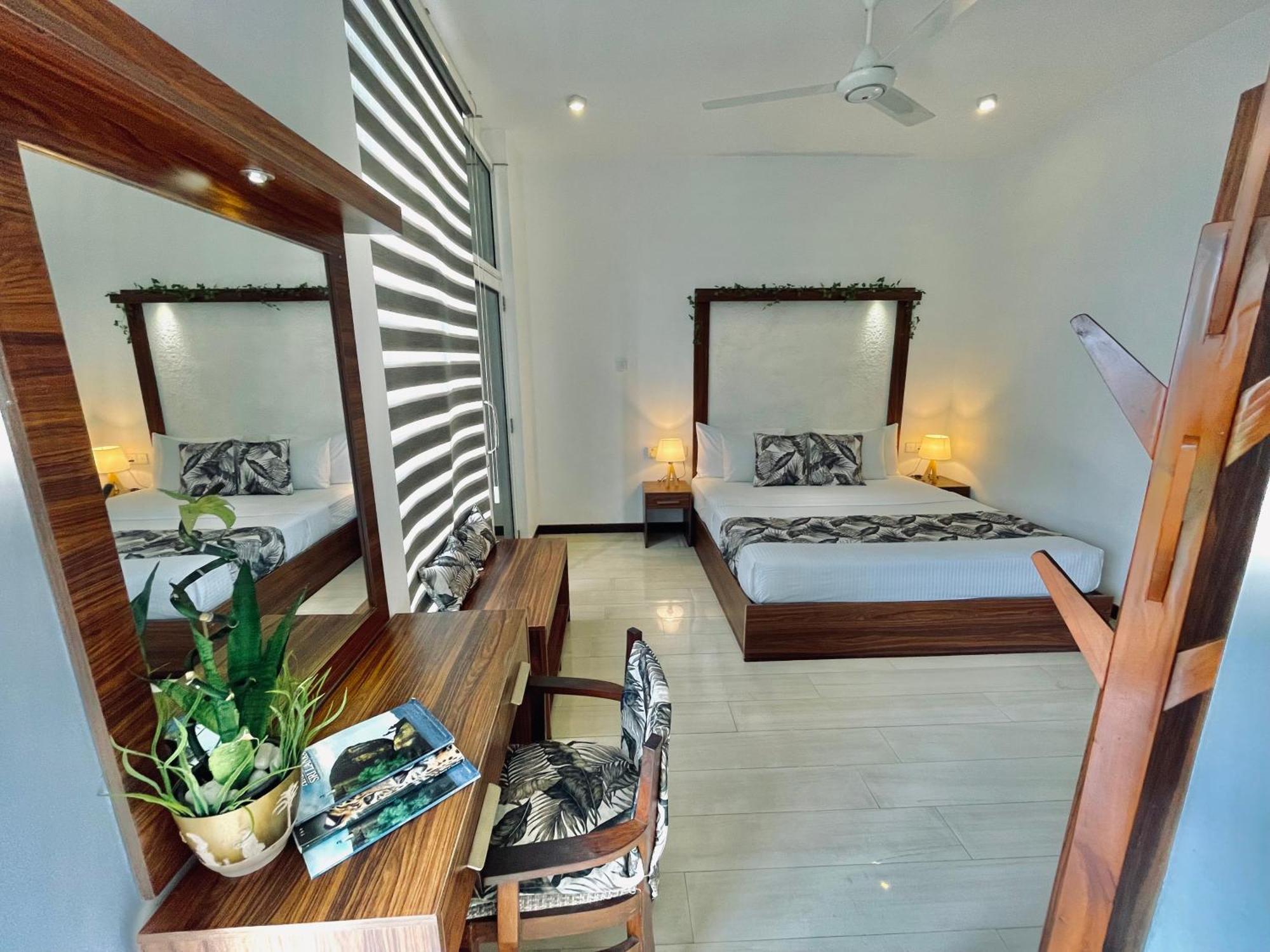 8 Plus Motels Negombo Buitenkant foto