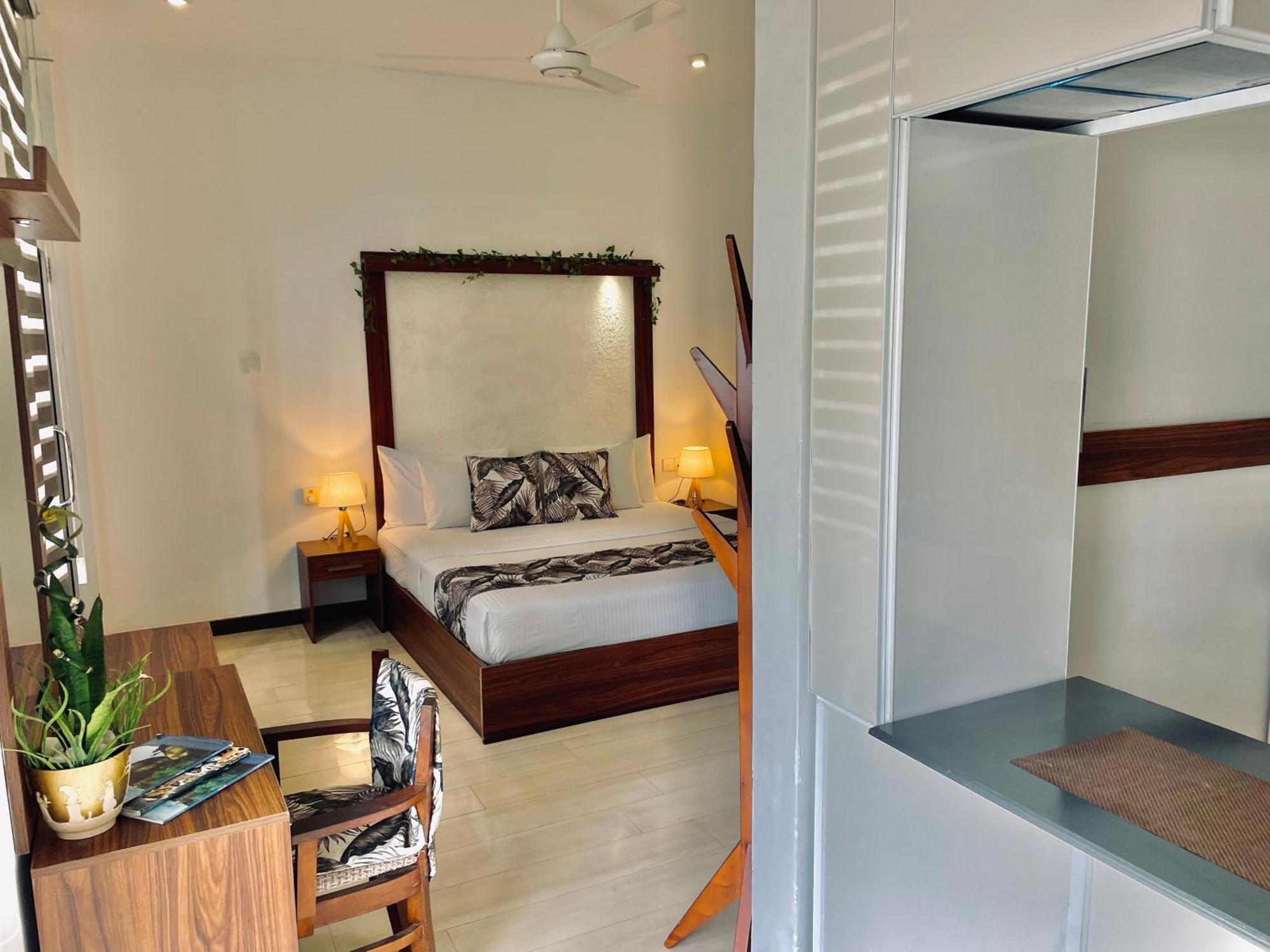 8 Plus Motels Negombo Buitenkant foto