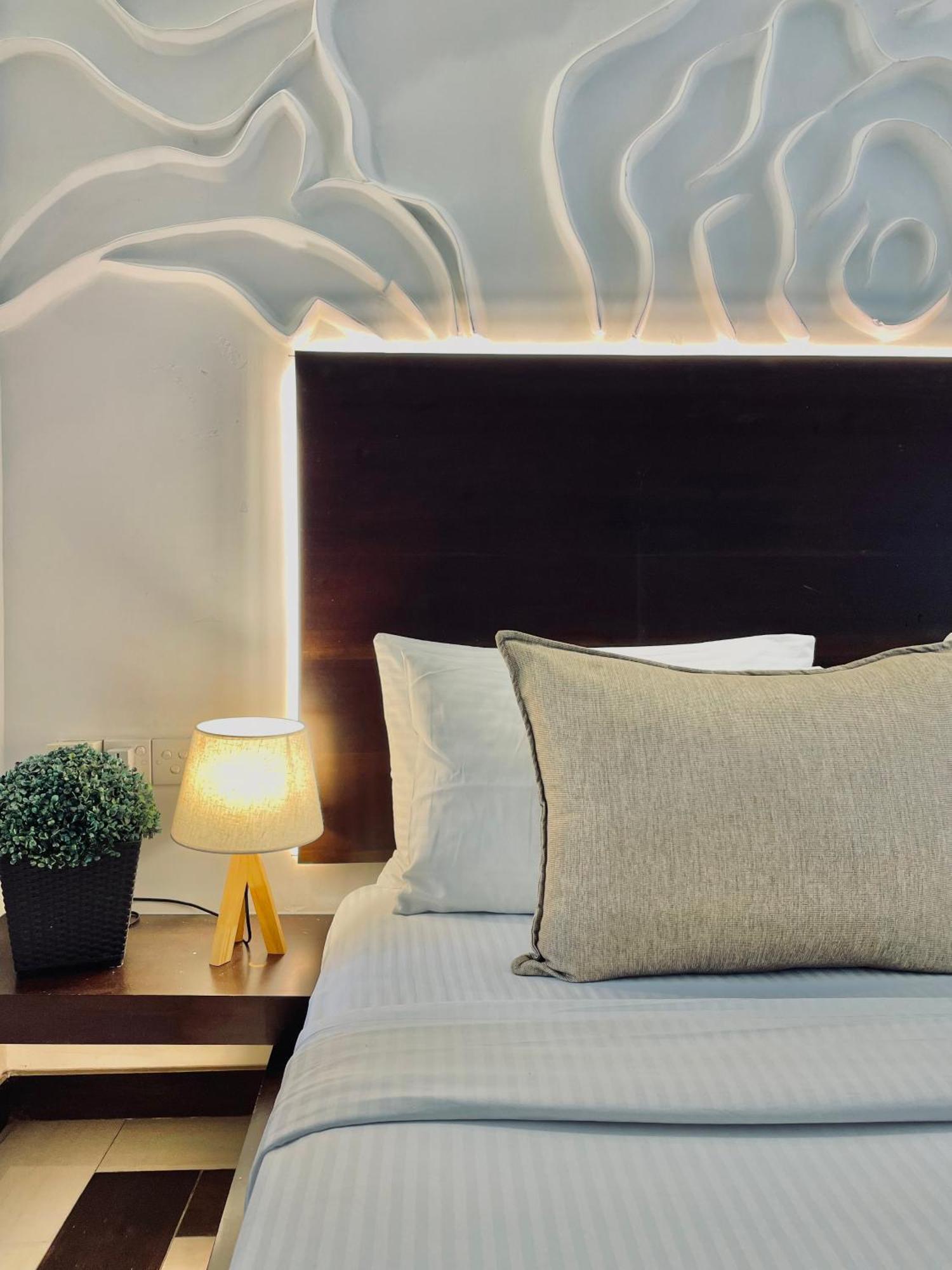 8 Plus Motels Negombo Buitenkant foto