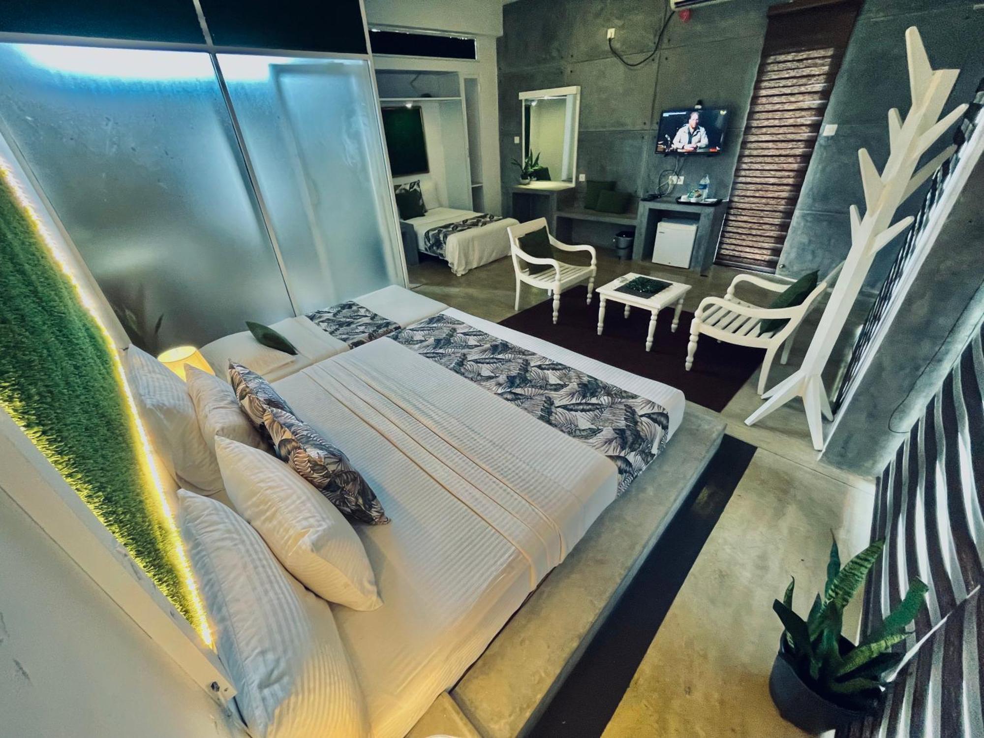 8 Plus Motels Negombo Buitenkant foto