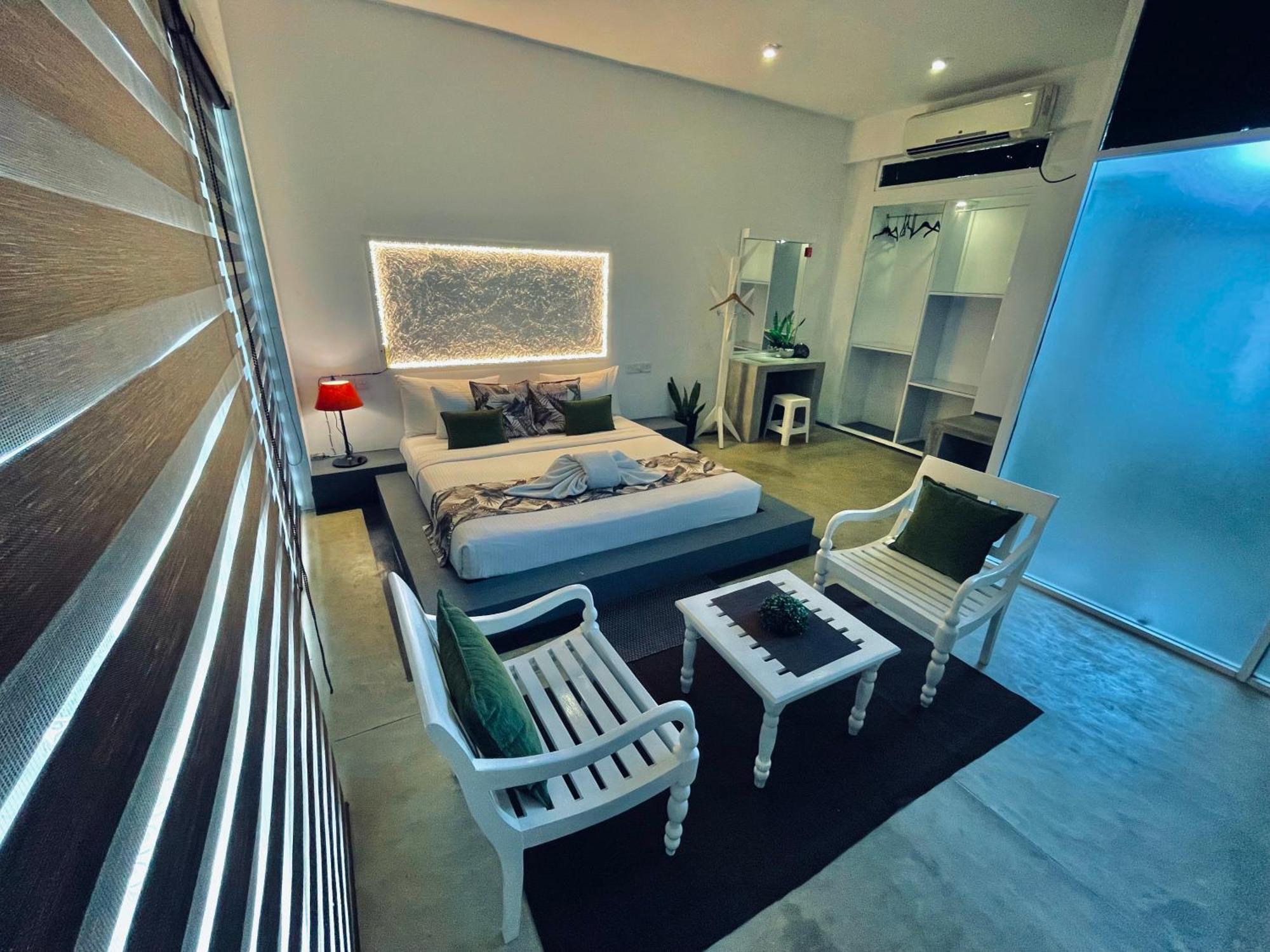 8 Plus Motels Negombo Buitenkant foto